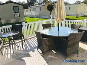 NEW FOREST Hoburne Bashley Holiday Park, Spacious Caravan Sycamore 201 Sleeps 6 - Image 2