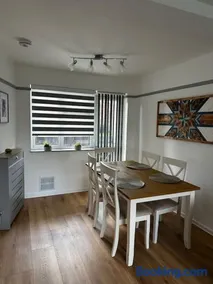 Oxfords 5 Star Lux 2 bedroom Flat near JR 5 pax, permit parking - Image 2