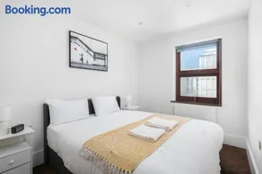 New 1 Bed Flat for 4 near River & Clapham Junction - Image 3