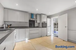 Riverside Mansion Flat - Image 3