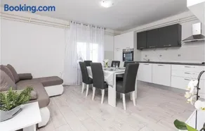 Five-Bedroom Holiday Home In Suhovare - Image 3