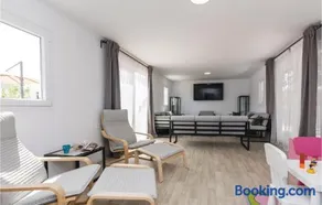 Ten-Bedroom Holiday Home In Petrcane - Image 2