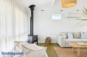 Saltys Silver Sands A playful pet friendly hideaway steps from Aldinga Beach - Image 1