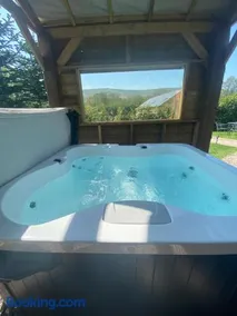 unique sheperds hut private hot tub, ensuite & kitchenette - Image 4