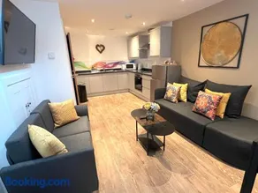 Glastonbury Hidden Passage, Split Level 1 Bedroom Apt - Image 4
