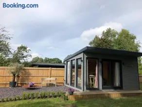Self Contained Garden Studio with stunning views - Image 1