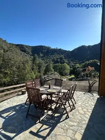 Spacious Mountain Retreat with BBQ Facilities - Image 3