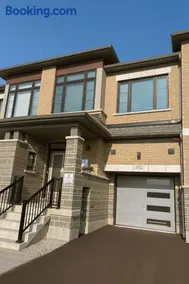 Elegant 3br Kleinburg Townhouse Free Parking Wifi Full Kitchen Laundry Near Canadas Wonderland - Image 5