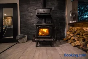 LoveNestChalet - Romantic with Private Hot Tub & Fireplace - Image 4
