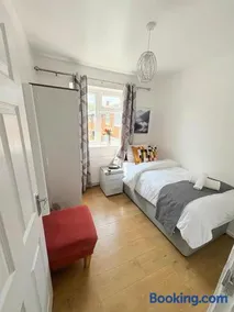Modern House -contractors and family sleep 7 with parking - Image 4