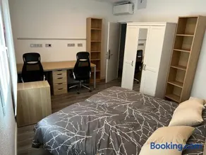 Casa Boutique en Pozuelo con 8 habitaciones y 4 baños compartidos - Image 2