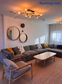 Stylish townhouse with 3 bedrooms and bathtub - Image 1