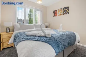 Tipton 3BR Home – Netflix Wi-Fi Driveway - Image 3