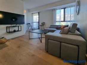 Spacious 8-Guest Apartment with 3 Suites & Garage - Image 3