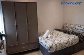 Apartment Sleeps 4 with WiFi & Garden - Image 5