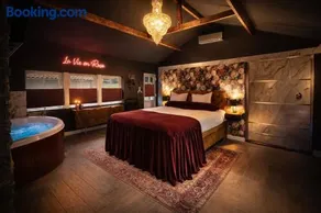 Wellness Tuin Horst Noord Limburg - Suite met Indoor Jacuzzi en Openhaard en privé Sauna - in Romantische stijl - Gratis Fles Prosecco & Leuke Partner connect box ! - Ultieme Partner Beleving - Image 5