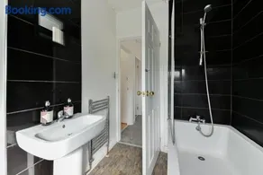 Fabulous 3 Bedroom House Near Black Country Museum Contractors & families - Image 4
