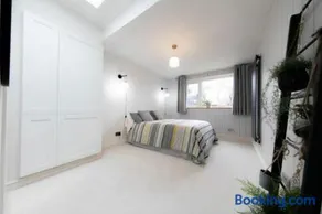 Beautifully styled Home with Garden - Image 3