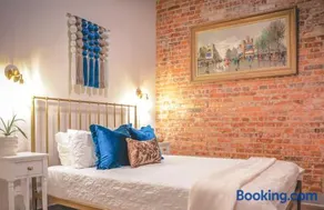Boutique 2BR Loft, Soaking Tub & Fireplace by Cross-Key Vacation Rentals - Image 3