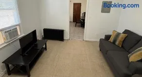 Large and private 3 bedroom and 2 bathroom apartment, separate street entrance - Image 2