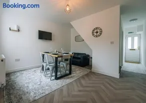 3 Bedroom House Workstays UK - Image 2