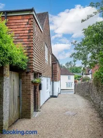 Stylish 2-bed 16th-century apartment in Petersfield town centre, - Image 3