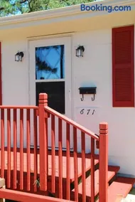 Fire Pit Cabin Retreat - Sleeps 6 - 1hr from STL - Image 3