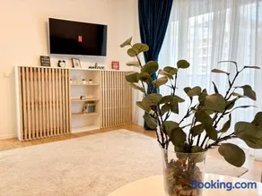 The Oasis - Parking, Smart TV, Walk-in shower - Image 1