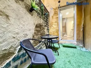 R5 Patio 2 Bedrooms Free Parking - Image 3