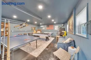 Fully Restored cottage, AMAZING game room, hot tub - Image 1