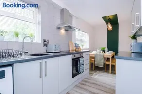 Cheerful 3 bedroom home with parking near Chester - Image 5