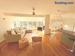 Clifftop Sanctury With Stunning Panoramic Bay View - Image 2