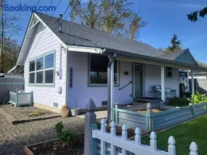 Cute Cottage with fully fenced yard - Image 1