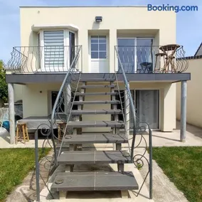 Maison chaleureuse avec parking gratuit sur place - Image 1