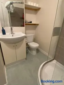 BUDGET Triple Room with En Suite Bathroom 36A - Image 3