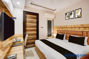 Super OYO Townhouse Oak CSJMU Kanpur Formerly Shree Dev Villa - Image 2