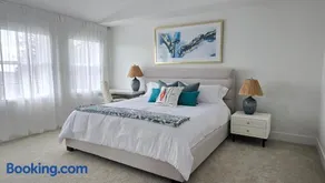 Designer Zen Villa, Premium Coquitlam Stay, Minutes to Transit - Image 4