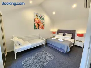 Spacious 4 BR and 2 Bathrooms City Apartment - Image 4