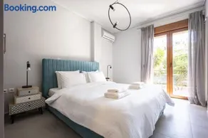 Chic Coastal Stay in the Heart of Voula - Image 4