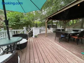3 Acre Lake Paradise Swimming Pool & Jacuzzi Hottub! - Image 3
