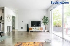 King Bed Spacious Apartment Gym Rooftop Free Parking - Image 3