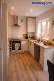 New Build 3-Bed in Rotherham Fast WiFi, Garden & Driveway - Image 3