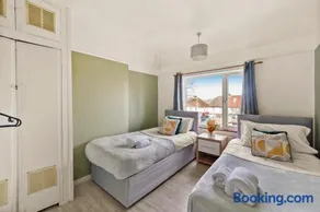 Large House with Parking and Garden - Sleeps 7 - Image 2