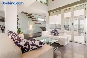 Villa Oasis en Madrid con 3Hab, 4baños y elegante piscina - Image 4