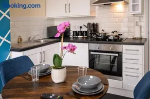 Rugby 1-BR Apt, Parking, City Centre, Sleeps 3 - Image 4