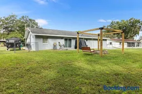NEW Mid-Century Modern Retreat near 3 sisterSpring - Image 2