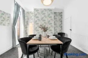 Spacious 2-Bed Home with Garden Sleeps 5 - Image 3