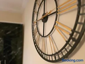 North London 4 bedroom Holiday home, Driveway Parking, BBQ and Indoor Jacuzzi hot tub - Image 4