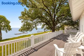 Waterfront home with scenic porches, yard, grill, jetted tub, central AC, & WD - Image 1