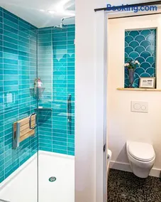 Sungate on Salt Spring - Luxurious Suite with Cedar Hot Tub & View - Image 4